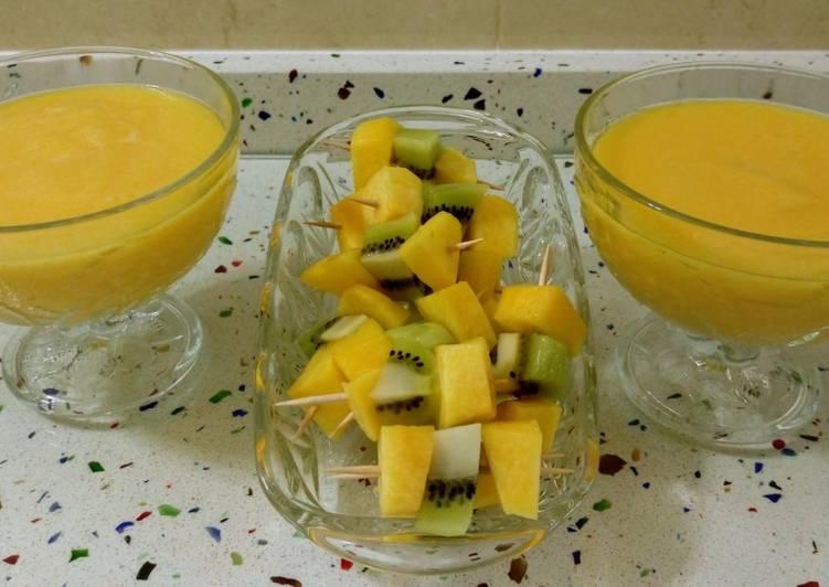 Smoothie de caqui y mandarina con pinchitos de melocotón y kiwi
