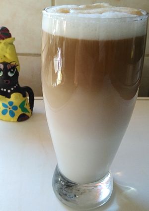 Una foto de Café con leche en capas 🌿