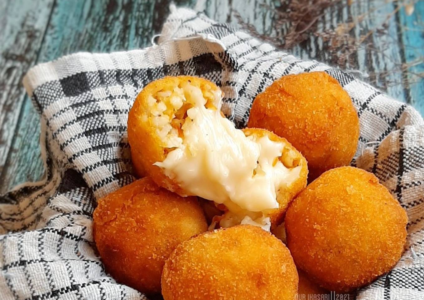 281. Rice Ball Chesse Emina Melted