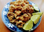 Una foto de pollo frito con harína de trigo