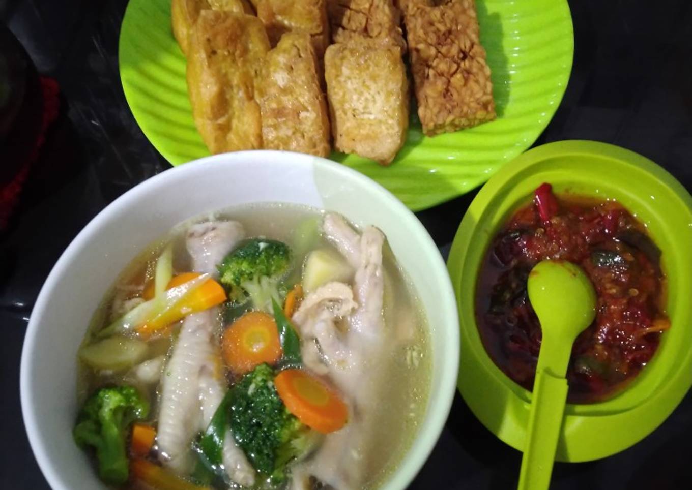 Sop ayam ceker,tahu tempe ungkep dan sambal goreng