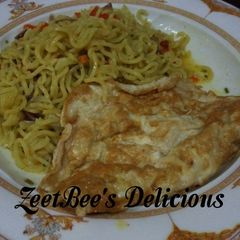 A picture of Fried noodle's with fried egg.