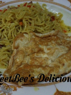 A picture of Fried noodle's with fried egg.