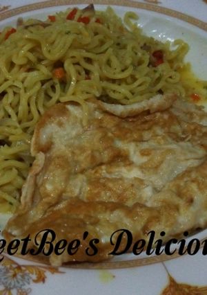 A picture of Fried noodle's with fried egg.