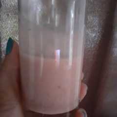 Una foto de Licuado de banana frutilla y leche