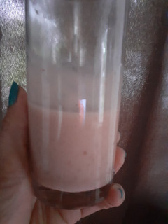Una foto de Licuado de banana frutilla y leche