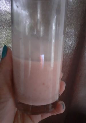 Una foto de Licuado de banana frutilla y leche