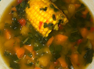 Una foto de Sopa de verduras 🌽 🫑🥕🧅