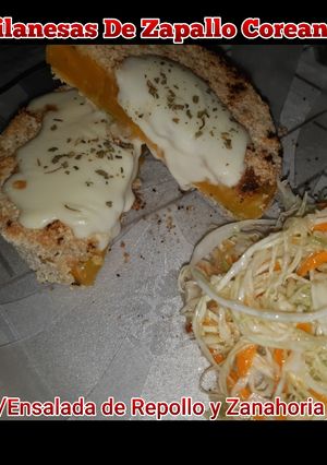 Una foto de Milanesas de Zapallo Coreano Y Ensalada de repollo y zanahoria
