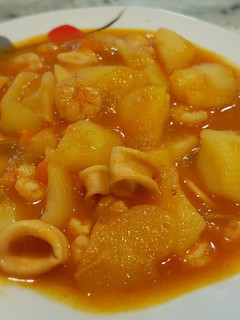 Una foto de Guiso de patatas con chipirones y gambas