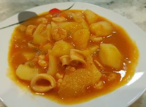 Foto principal de Guiso de patatas con chipirones y gambas