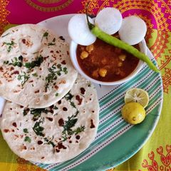 A picture of Chhole kulche.