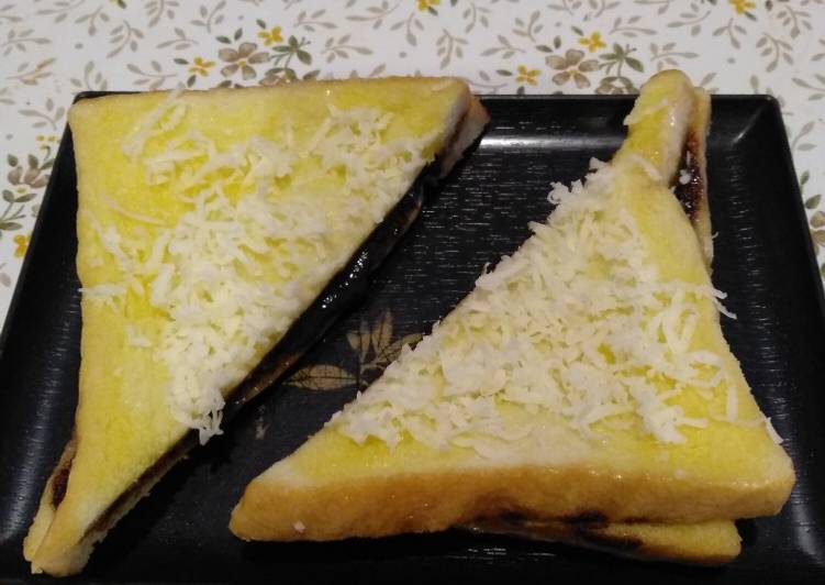 Langkah Mudah untuk Menyiapkan Roti tawar isi coklat keju kukus, Menggugah Selera