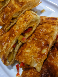 Una foto de Hojaldre relleno de verduras y queso feta