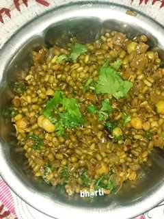 ऊसळ रेसिपी चे मुख्य फोटो 