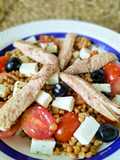 Ensalada de lentejas con melva, cherrys y queso feta