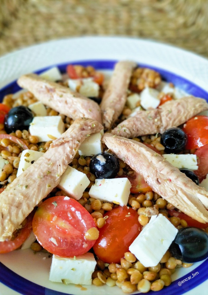Una foto de Ensalada de lentejas con melva, cherrys y queso feta