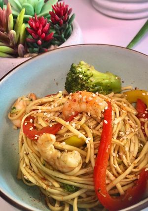 Une photo de Wok de nouilles - crevettes - sésames 🇨🇳