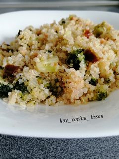 Una foto de Salteado de quinoa y brócoli