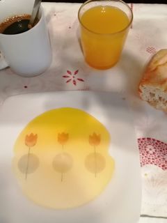 Una foto de Desayuno Completo: Café, zumo de Naranja y aceite de oliva