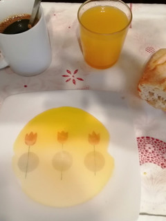 Una foto de Desayuno Completo: Café, zumo de Naranja y aceite de oliva