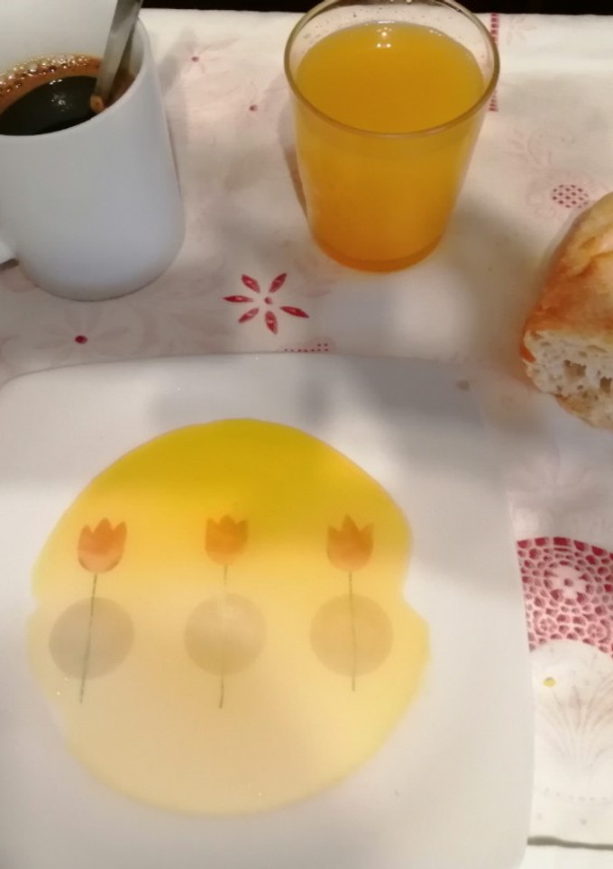 Una foto de Desayuno Completo: Café, zumo de Naranja y aceite de oliva