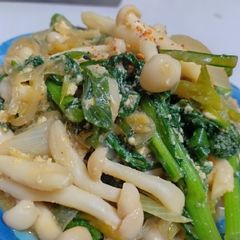 Stir fry white beech mushroom(bunapi-shimeji) A picture of Stir fry white beech mushroom(bunapi-shimeji).