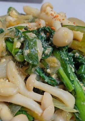 A picture of Stir fry white beech mushroom(bunapi-shimeji).