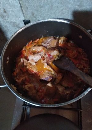 Una foto de Guiso de lentejas y pollo con pasas rubias
