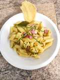 Penne alle erbe officinali con pancetta e cialda di parmigiano