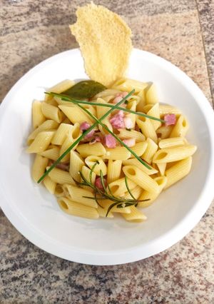 Foto di Penne alle erbe officinali con pancetta e cialda di parmigiano