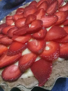 Una foto de Tarta de frutilla con pastelera de chocolate blanco