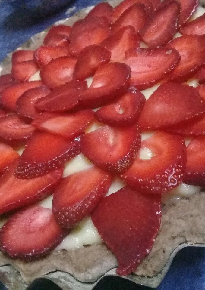 Una foto de Tarta de frutilla con pastelera de chocolate blanco