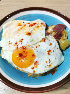 Una foto de Huevos rotos de alcachofas
