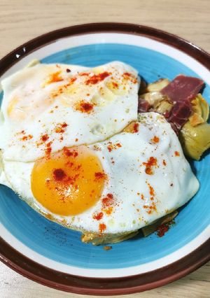Una foto de Huevos rotos de alcachofas