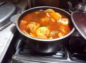 Una foto de Bacalao con papas y garbanzos