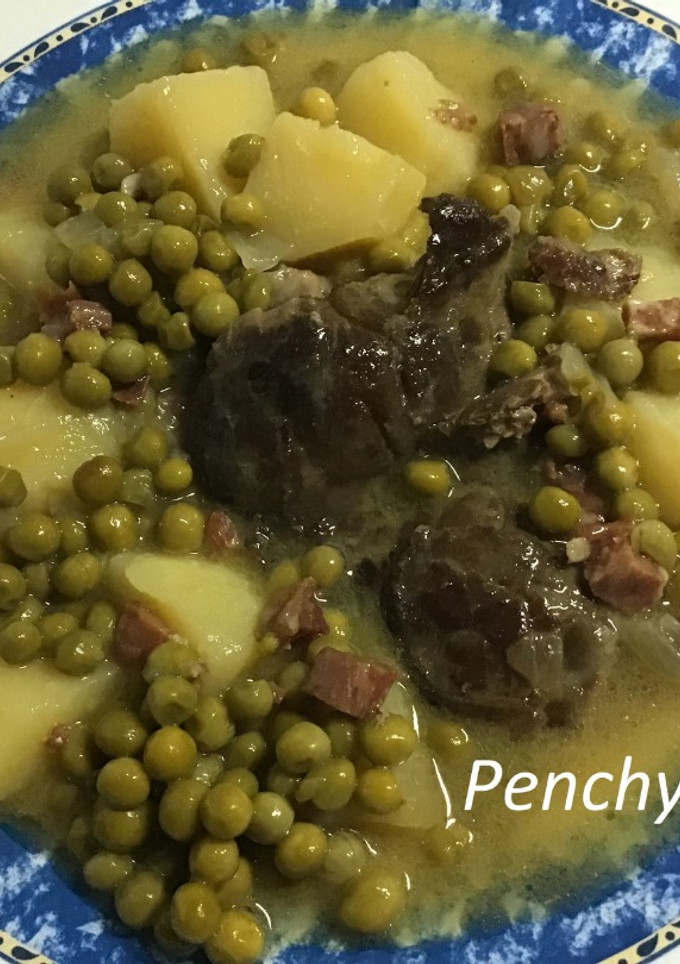 Una foto de Carrilleras con jamón y guisantes al vino semidulce