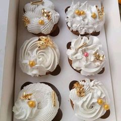 A picture of Whipped cream frosting.