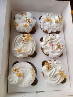 A picture of Whipped cream frosting.