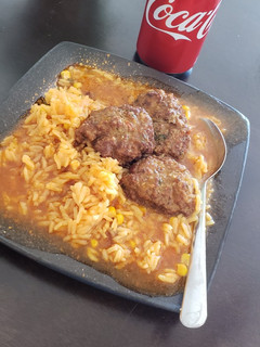 Una foto de Tortitas de carne en caldillo rojo 🤤👌