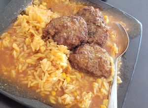 Una foto de Tortitas de carne en caldillo rojo 🤤👌