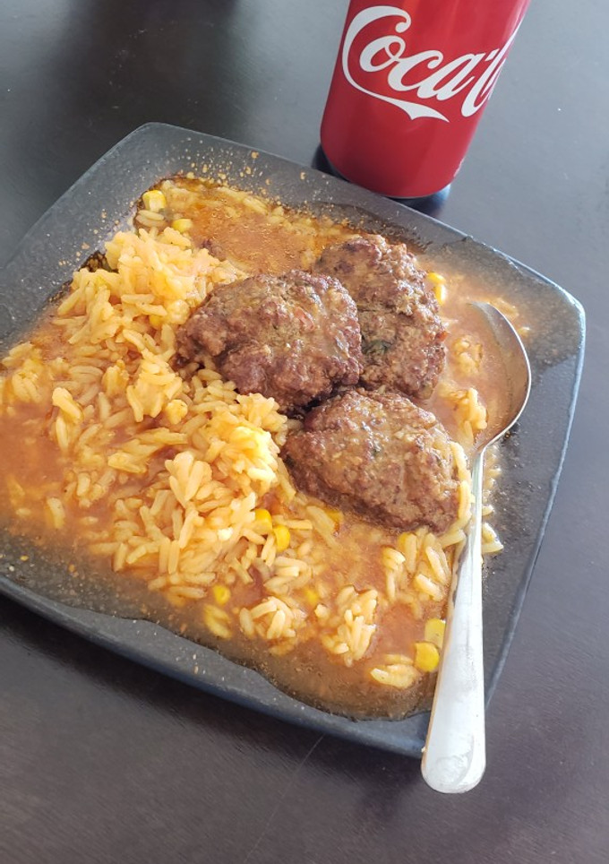 Una foto de Tortitas de carne en caldillo rojo 🤤👌