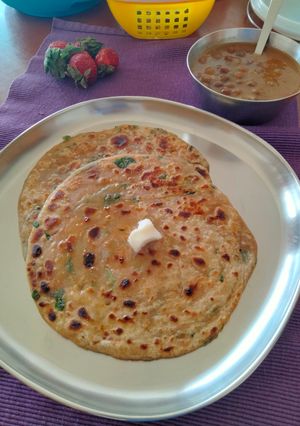 A picture of Maethi lachcha paratha.