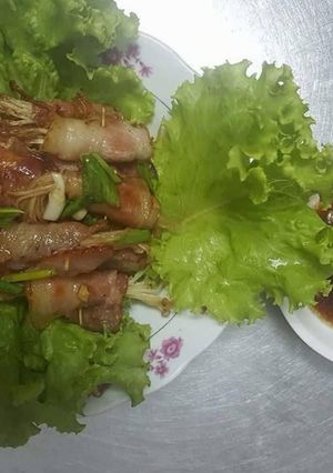 Hình của món Thịt cuốn nấm kim châm chấm sốt mật ong.