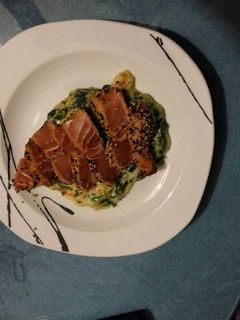 Una foto de Tataki de lomo de atún con sésamo tostado