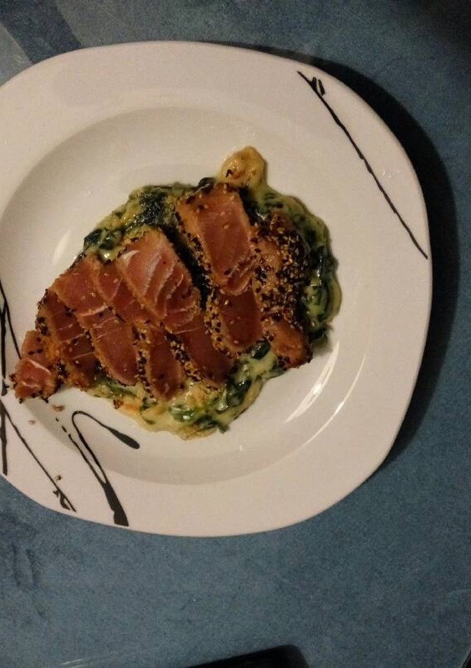 Una foto de Tataki de lomo de atún con sésamo tostado
