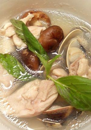 ~香菇蛤蜊雞肉湯~餐桌上的晚餐 的食譜成品照片