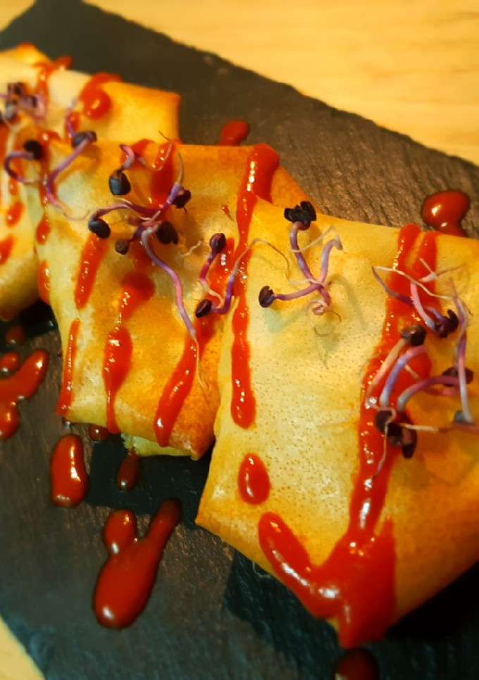 Una foto de Sobres de gambas al ajillo con coulis de piquillos