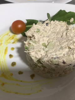 Una foto de Ensalada de pollo con apio y manzanas