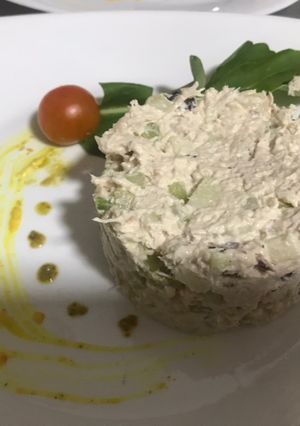 Una foto de Ensalada de pollo con apio y manzanas